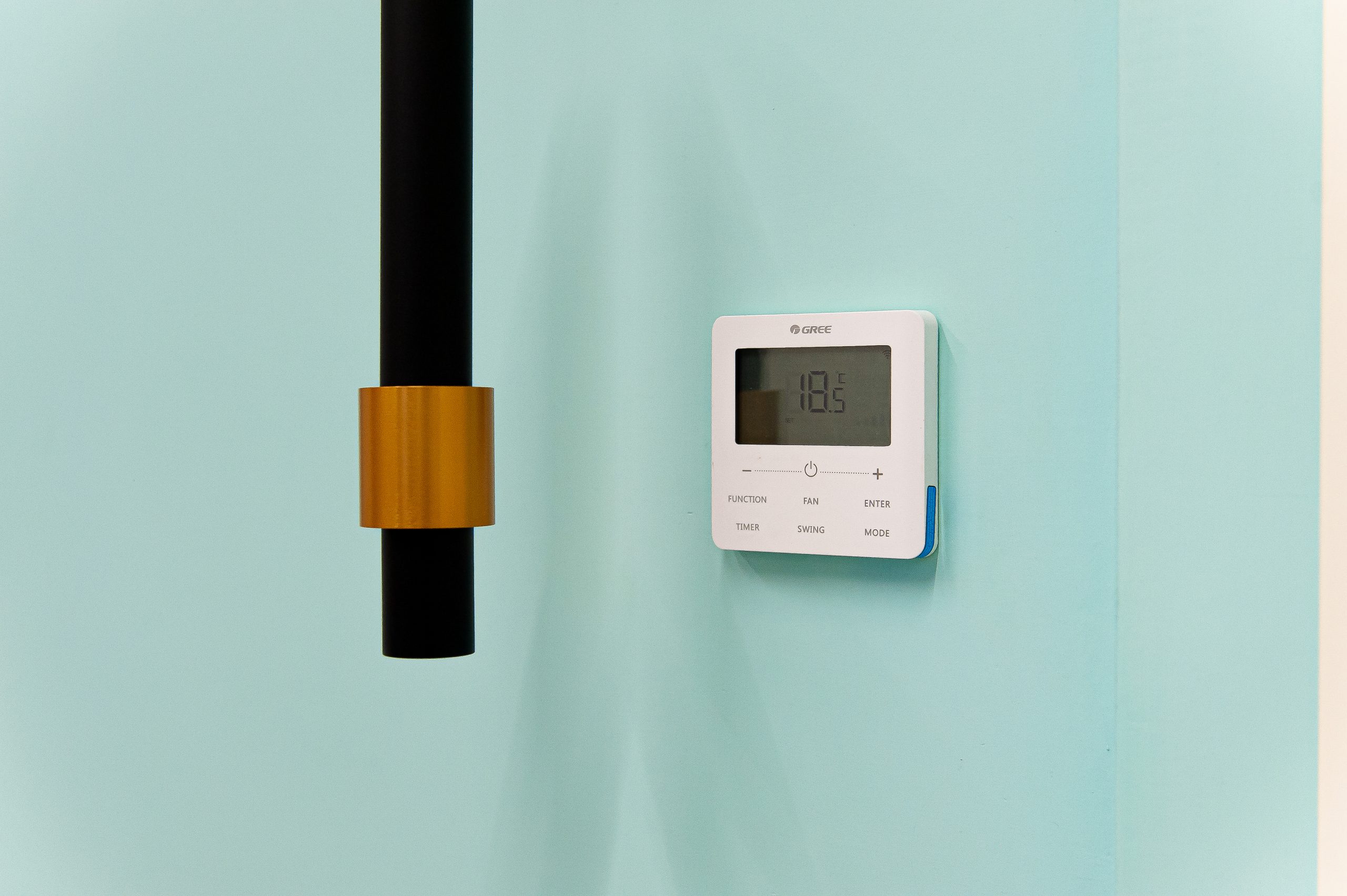 Camera Leucosia dettaglio luce e termostato